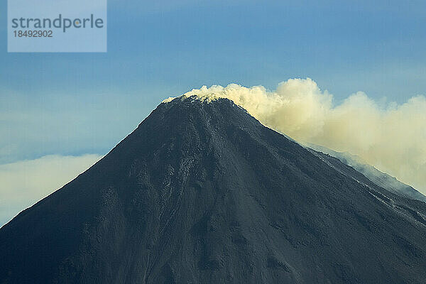 Schwefelrauch auf diesem aktiven 1784 m hohen Vulkan des Pazifischen Feuerrings  Mount Karangetang  Siau  Sangihe Inseln  Sulawesi  Indonesien  Südostasien  Asien