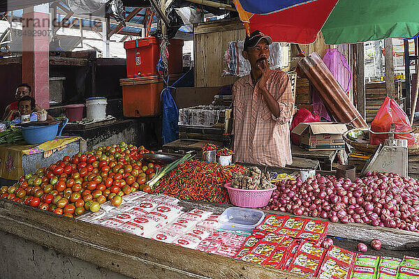 Chilis  Tomaten und Zwiebeln an einem Marktstand in der Hauptstadt Ulu  Insel Siau  Sangihe-Archipel  Nordsulawesi  Indonesien  Südostasien  Asien