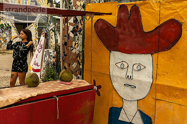 Außerhalb der Kunstgalerie mit junger Frau im Hintergrund  Havanna  Kuba  Westindien  Karibik  Mittelamerika