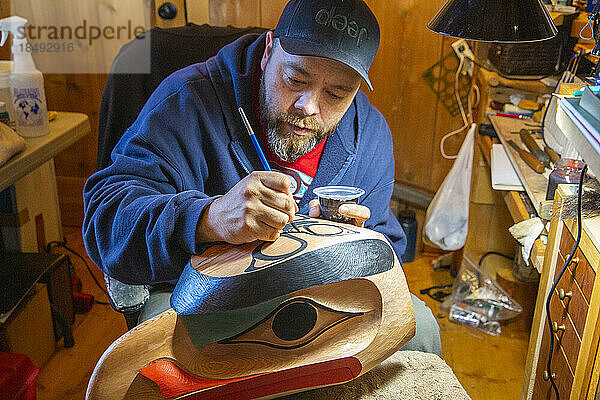 Kunsthandwerker mit traditioneller Maske in Old Massett (Gaw in Xaad kil)  Graham Island (Haida Gwaii)  British Columbia  Kanada  Nordamerika