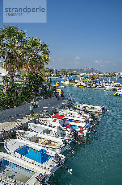 Blick auf den Hafen von Faliraki und die kleine weiße Kapelle  Faliraki  Rhodos  Inselgruppe Dodekanes  Griechische Inseln  Griechenland  Europa