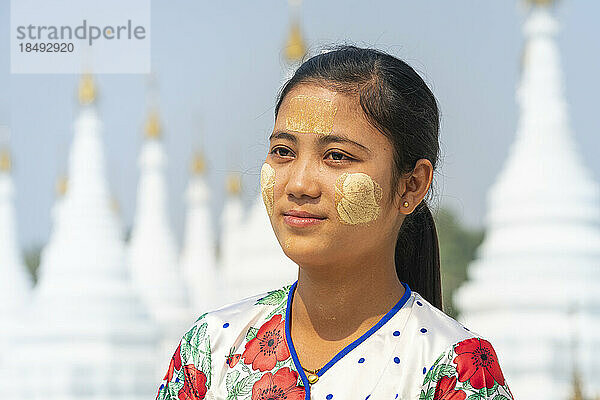 Junge birmanische Frau an den weißen Stupas der Sanda-Muni-Pagode (Sanda Mu Ni) (Sandamani) (Sandamuni)  Mandalay  Myanmar (Birma)  Asien
