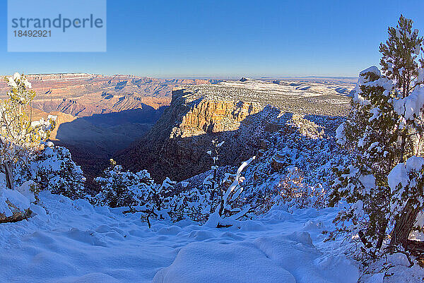 Winterlicher Blick auf die Wüstenpalisaden im Grand Canyon National Park  UNESCO-Weltkulturerbe  Arizona  Vereinigte Staaten von Amerika  Nordamerika