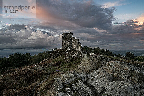 The Mow Cop Folly an der Grenze zwischen Cheshire und Staffordshire  Cheshire  England  Vereinigtes Königreich  Europa