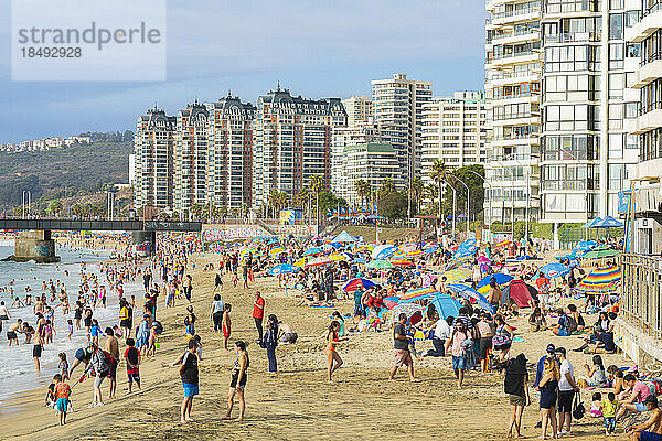 Menschen entspannen sich am Strand von Acapulco in der Nähe des Vergara-Piers  Vina del Mar  Chile  Südamerika