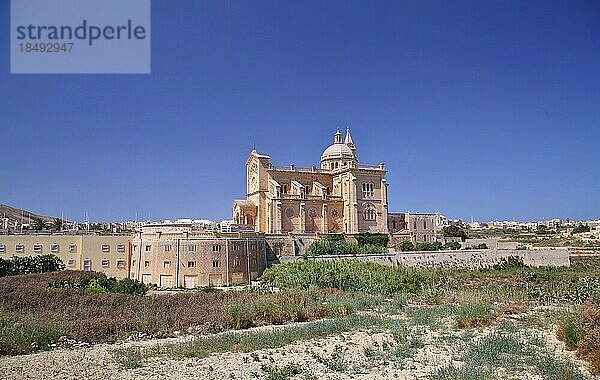 Die Basilika des Nationalheiligtums der Seligen Jungfrau von Ta' Pinu in Gharb  Gozo  Republik Malta  Mittelmeer  Europa