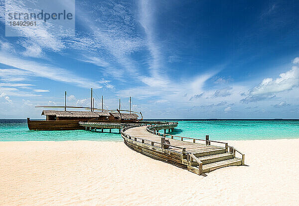 Ein Anlegesteg zu einem Dhoni  einem traditionellen maledivischen Fischerboot  Baa Atoll  Malediven  Indischer Ozean  Asien