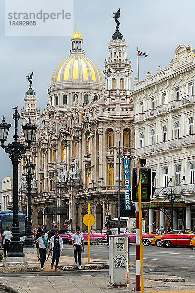 Straßenszene  Hotel Inglaterra mit Capitolio-Kuppel dahinter  Zentral-Havanna  Kuba  Westindien  Karibik  Mittelamerika
