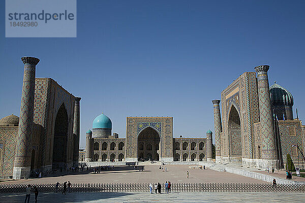 Ulug Bek  Tilla-Kari und Sherdor Madrassahs  von links nach rechts  Registan-Platz  UNESCO-Weltkulturerbe  Samarkand  Usbekistan  Zentralasien  Asien