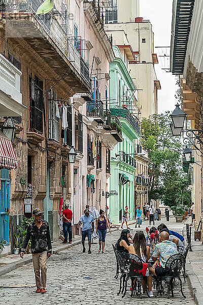 Typische Straßenszene  Cafétische  die auf die Straße hinausragen  Alt-Havanna  Kuba  Westindien  Karibik  Mittelamerika