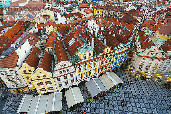 Erhöhte Ansicht von Häusern mit roten Dächern von der Prager Astronomischen Uhr am Altstädter Ring aus gesehen  Prag  Tschechische Republik (Tschechien)  Europa