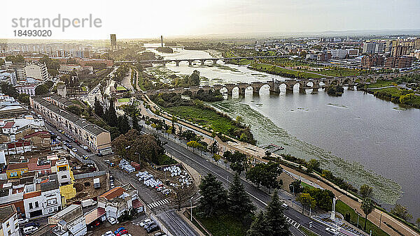 Luftaufnahme des Flusses Guadiana und seiner Brücken  Badajoz  Extremadura  Spanien  Europa