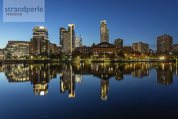 Boston Skyline Reflexion  Boston  Massachusetts  Neuengland  Vereinigte Staaten von Amerika  Nord-Amerika