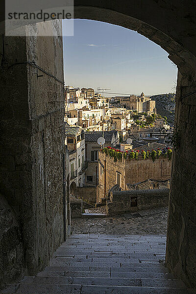 Blick durch den Bogen über die Altstadt von Sassi di Matera  UNESCO-Weltkulturerbe  Matera  Basilikata  Italien  Europa