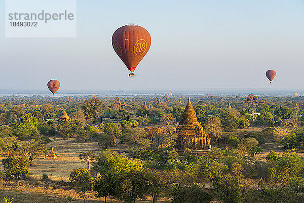 Alte Tempel in Bagan und Heißluftballons bei Sonnenaufgang  Bagan (Pagan)  UNESCO-Weltkulturerbe  Myanmar (Burma)  Asien