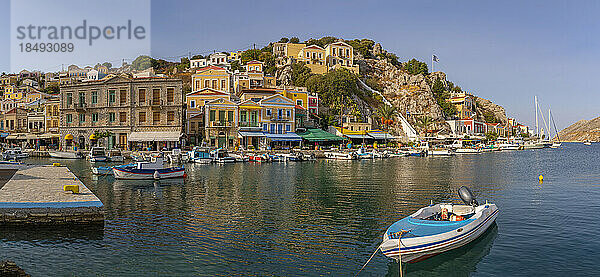 Blick auf Boote im Hafen von Symi Stadt  Insel Symi  Dodekanes  Griechische Inseln  Griechenland  Europa