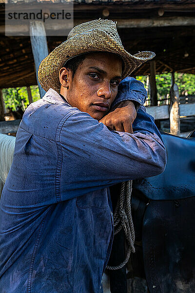 Porträt eines Cowboys auf einer Farm bei Trinidad  Kuba  Westindien  Karibik  Mittelamerika