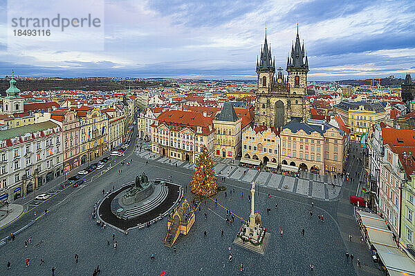 Weihnachtsbaum auf dem Altstädter Ring mit der Kirche Unserer Lieben Frau vor Tyn  UNESCO-Weltkulturerbe  Prag  Böhmen  Tschechische Republik (Tschechien)  Europa