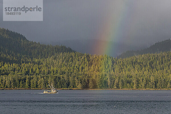 Kommerzielles Fischerboot mit einem Regenbogen im Behm-Kanal  Südost-Alaska  Vereinigte Staaten von Amerika  Nordamerika