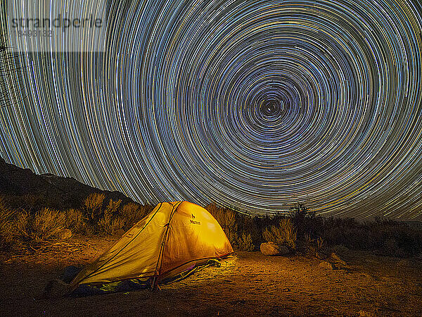 Nachtansicht eines aufgestellten Zeltes in der Alabama Hills National Scenic Area  und Sternenspuren  Kalifornien  Vereinigte Staaten von Amerika  Nordamerika