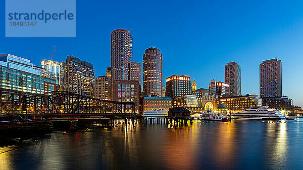 Boston Waterfront in der Morgendämmerung  Boston  Massachusetts  Neuengland  Vereinigte Staaten von Amerika  Nord-Amerika