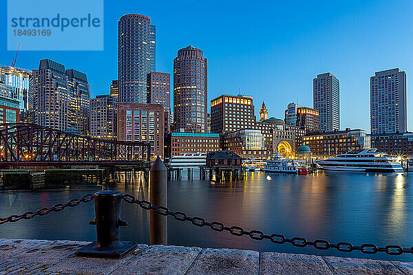 Boston Waterfront in der Morgendämmerung  Boston  Massachusetts  Neuengland  Vereinigte Staaten von Amerika  Nord-Amerika