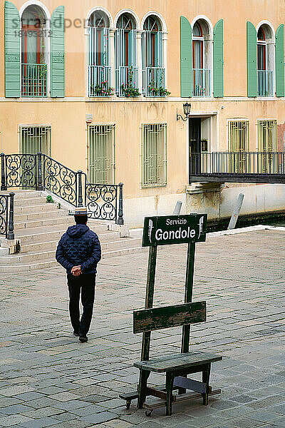 Einsamer Gondoliere in Venedig  UNESCO-Weltkulturerbe  Venetien  Italien  Europa