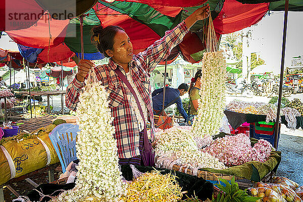 Frau verkauft Blumen auf dem Markt  Mandalay  Myanmar (Birma)  Asien