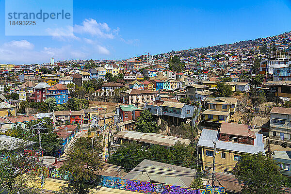 Bunte Häuser in der Stadt an einem sonnigen Tag  Cerro San Juan de Dios  Valparaiso  Chile  Südamerika
