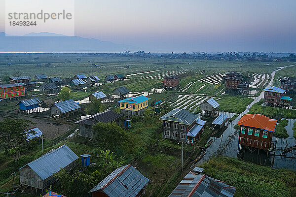 Luftaufnahme eines Dorfes und schwimmender Gärten vor Sonnenaufgang  Inle-See  Shan-Staat  Myanmar (Birma)  Asien