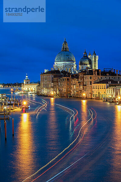 Nachtansicht des Canal Grande und der Basilika Santa Maria della Salute  Venedig  UNESCO-Weltkulturerbe  Venetien  Italien  Europa