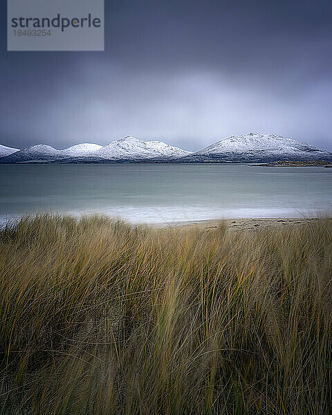 Winter am Strand von Luskentyre mit schneebedeckten Bergen  Isle of Harris  Äußere Hebriden  Schottland  Vereinigtes Königreich  Europa