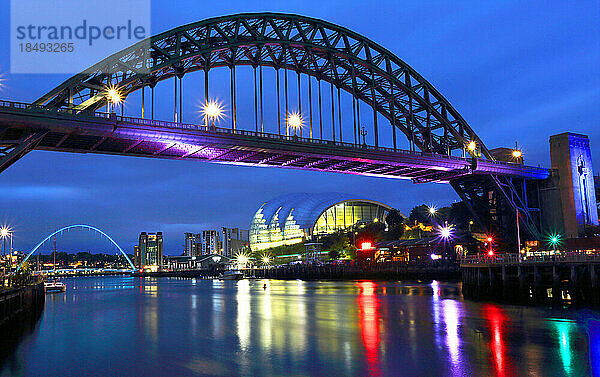 Tyne-Brücke in der Abenddämmerung  Newcastle-upon-Tyne  Tyne and Wear  England  Vereinigtes Königreich  Europa