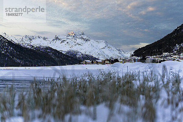 Winterlicher Sonnenaufgang über dem majestätischen  schneebedeckten Piz Da La Margna  Silvaplana  Engadin  Kanton Graubünden  Schweiz  Europa