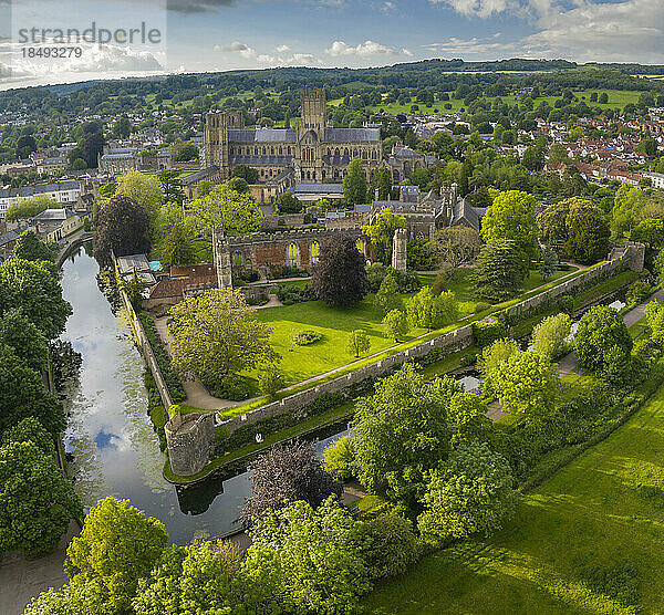 Luftaufnahme der Kathedrale von Wells und des Bischofspalastes  Wells  Somerset  England  Vereinigtes Königreich  Europa