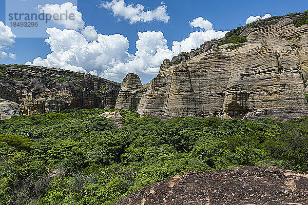 Sandsteinfelsen bei Pedra Furada  Nationalpark Serra da Capivara  UNESCO-Weltkulturerbe  Piaui  Brasilien  Südamerika