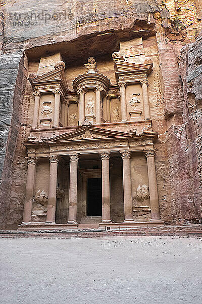 Fassade der Schatzkammer von Petra (El Khazneh) am frühen Morgen  Petra  UNESCO-Weltkulturerbe  Jordanien  Naher Osten