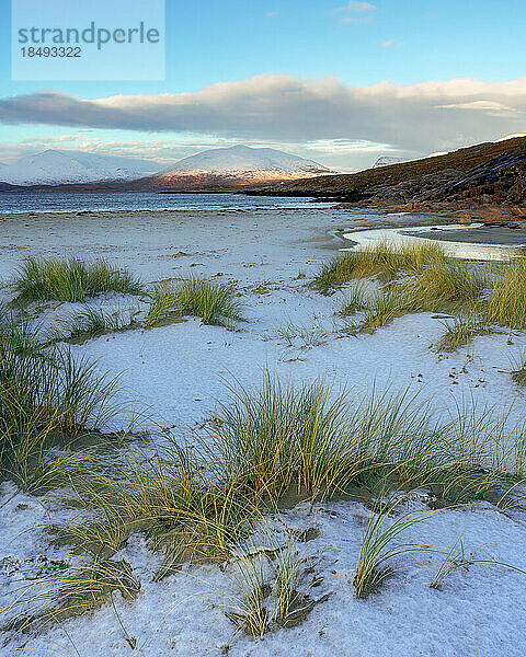 Luskentyre Beach an einem verschneiten Wintermorgen  Isle of Harris  Äußere Hebriden  Schottland  Vereinigtes Königreich  Europa