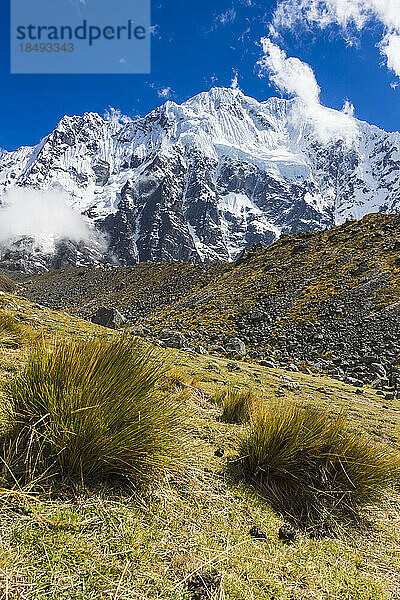 Schneebedeckte peruanische Berge vom Salkantay-Trek aus gesehen  Die Anden  Cusco  Peru  Südamerika