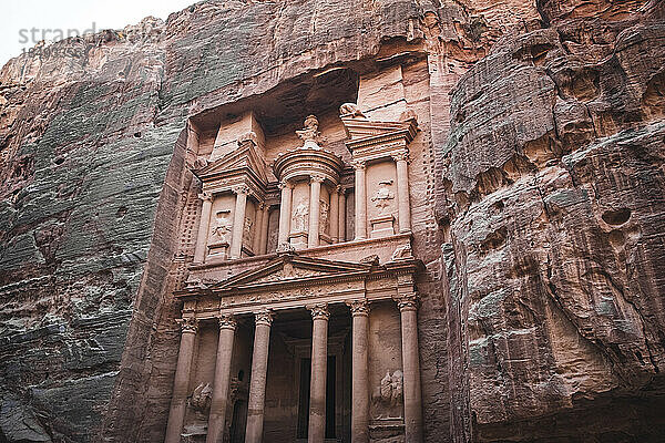 In den Stein gehauenes Denkmal der Schatzkammer (Al Khazneh) an der Seite eines Berges  Petra  UNESCO-Weltkulturerbe  Jordanien  Naher Osten