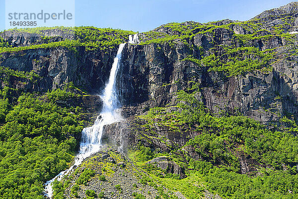 Wasserfall in der Nähe des Briksdal-Gletschers  Olden  Vestland  Norwegen  Skandinavien  Europa