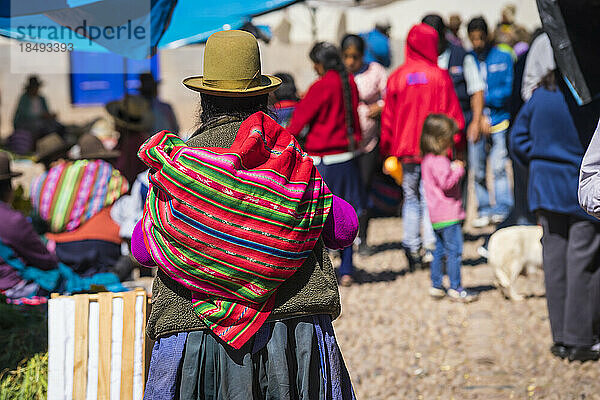 Peruanische Frau mit bunter Tasche auf dem Rücken  Pisaq-Markt  Heiliges Tal  Cusco  Peru  Südamerika