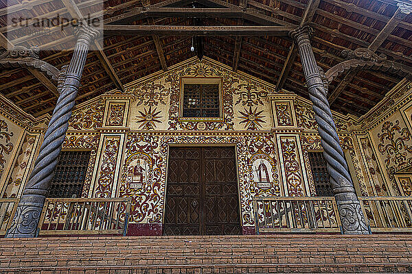 Bemalte Fassade der Mission San Miguel de Velasco  Jesuitenmissionen von Chiquitos  UNESCO-Weltkulturerbe  Departement Santa Cruz  Bolivien  Südamerika