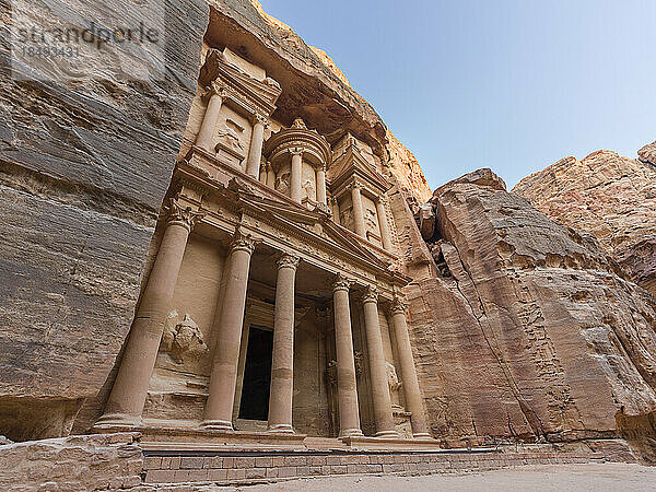 Die Schatzkammer (El Khazneh)  in den Fels des Berges gehauenes Monument  Petra  UNESCO-Weltkulturerbe  Jordanien  Naher Osten
