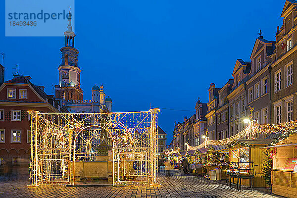 Weihnachtsmärkte auf dem Alten Markt  Poznan  Polen  Europa