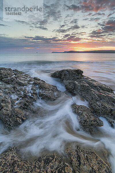 Sonnenaufgang über der Harlyn Bay in North Cornwall  England  Vereinigtes Königreich  Europa