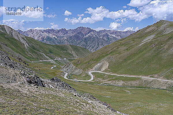 Hochgebirgspass und Berggipfel  Tuluk-Tal  Region Naryn  Kirgisistan  Zentralasien  Asien