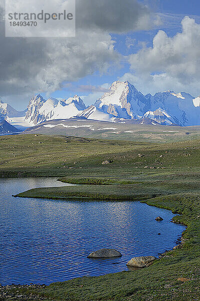 Alpiner See  Kakshaal Too im Tian Shan-Gebirge nahe der chinesischen Grenze  Region Naryn  Kirgisistan  Zentralasien  Asien