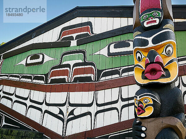 Totempfahl und Big House der Ureinwohner  Thunderbird Park  Vancouver Island  neben dem Royal British Columbia Museum  Victoria  British Columbia  Kanada  Nordamerika