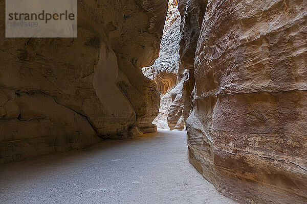 Der Siq  eine enge Schlucht in den Bergen  der Eingang zur verlorenen Stadt Petra  Petra  UNESCO-Weltkulturerbe  Jordanien  Naher Osten